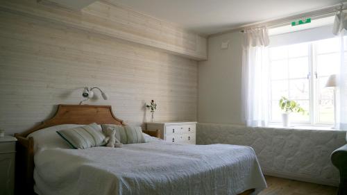 Säng eller sängar i ett rum på Låsta Gårdshotell