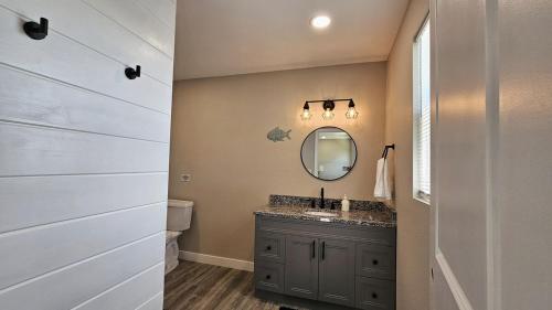Ένα μπάνιο στο Newly remodeled waterfront home