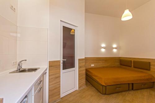 リヴィウにあるMini Smart Apartments on Shpytalna 13- Economy Apartmentのバスルーム(ベンチ付)が備わります。