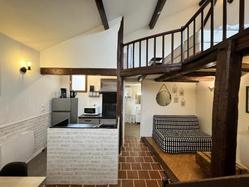 un salon avec un escalier et une cuisine dans l'établissement House in Le Mans near Historic Old Town, au Mans