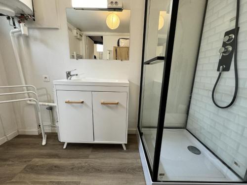 une salle de bain blanche avec une douche et un lavabo dans l'établissement House in Le Mans near Historic Old Town, au Mans
