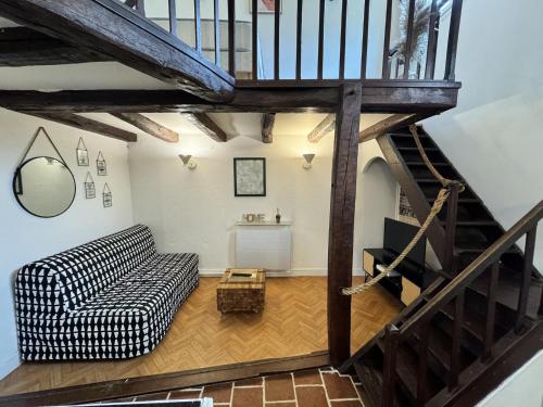 un salon avec un canapé et un escalier dans l'établissement House in Le Mans near Historic Old Town, au Mans