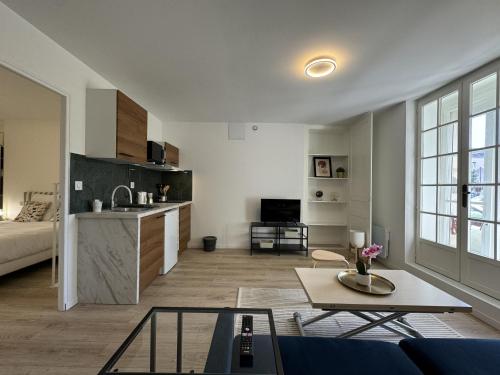 un salon avec un canapé et une table dans l'établissement Apartment in Le Mans with Private Terrace, au Mans