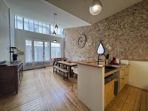 une cuisine et un salon avec une table et une salle à manger dans l'établissement Loft in Le Mans near Historic Old Town, au Mans
