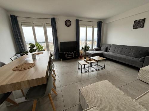 un salon avec une table et un canapé dans l'établissement Apartment in Le Mans near Bugatti Circuit, au Mans