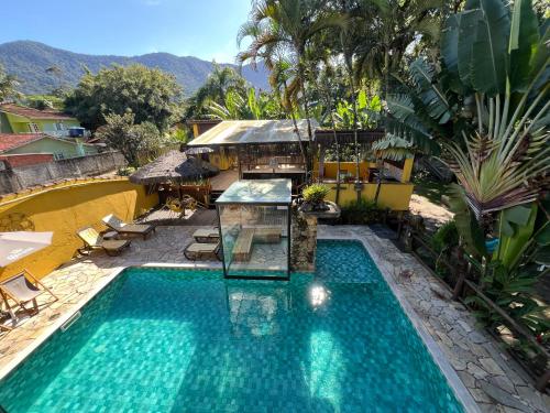an overhead view of a swimming pool in front of a house at Pousada maréatoa in São Sebastião