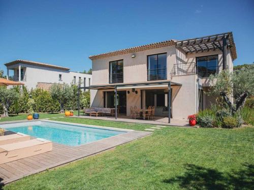 une maison avec une piscine dans la cour dans l'établissement Elegant House - AC- 5BR -10P - Saint-Tropez, à Saint-Tropez