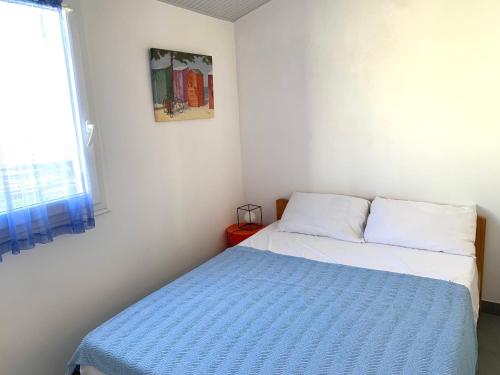 une petite chambre avec un lit et une fenêtre dans l'établissement Charmante maison T2 avec piscine chauffée, tennis, proche mer, commerces, et WiFi inclus - FR-1-231-307, à Bretignolles-sur-Mer