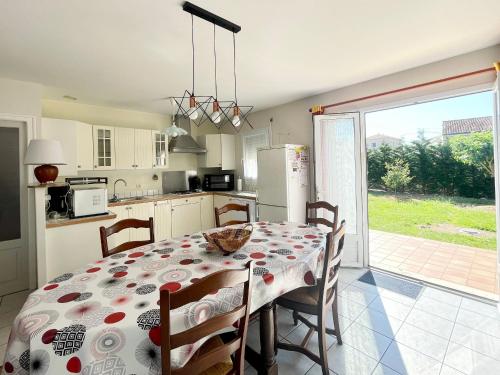 une cuisine et une salle à manger avec une table et des chaises dans l'établissement Maison Plain-Pied avec Jardin Clos à 300m de la Mer - 4 Chambres - WiFi - Bretignolles-sur-Mer - FR-1-231-183, à Bretignolles-sur-Mer