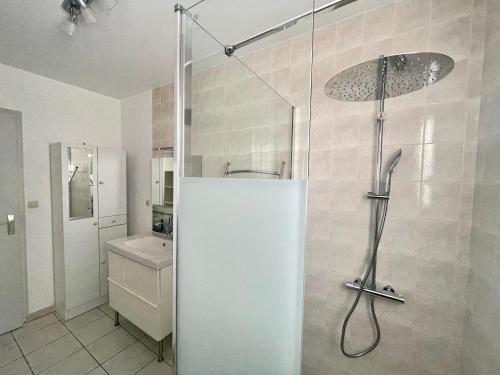 une salle de bain avec douche et lavabo dans l'établissement Maison Plain-Pied avec Jardin Clos à 300m de la Mer - 4 Chambres - WiFi - Bretignolles-sur-Mer - FR-1-231-183, à Bretignolles-sur-Mer