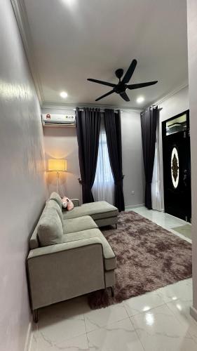 Ruang duduk di Santai Rhuteng Homestay