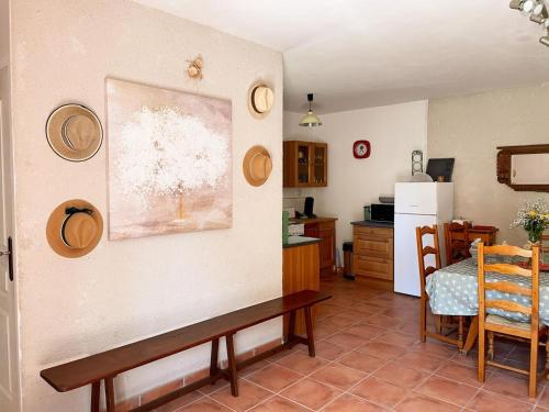 un salon avec une table et une cuisine dans l'établissement Gîte à Oisly près des Châteaux de la Loire avec Parking et Animaux Bienvenus - FR-1-491-469, à Oisly