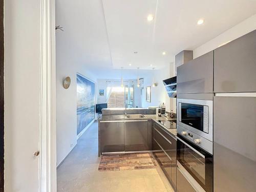 - une grande cuisine équipée d'appareils en acier inoxydable dans l'établissement Charmant T2 avec Terrasse, Climatisation et Parking à Saint-Cyr-sur-Mer - FR-1-770-51, à Saint-Cyr-sur-Mer