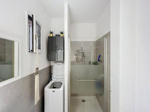 La petite salle de bains est pourvue d'une douche et d'un lavabo. dans l'établissement Charmant T2 avec Terrasse, Climatisation et Parking à Saint-Cyr-sur-Mer - FR-1-770-51, à Saint-Cyr-sur-Mer