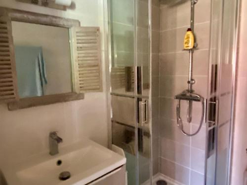 une salle de bain avec douche et lavabo dans l'établissement Charmante Maison Neuve à Groix - FR-1-813-27, à Groix