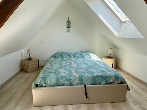 une chambre avec un lit dans un grenier dans l'établissement Charmante Maison Neuve à Groix - FR-1-813-27, à Groix