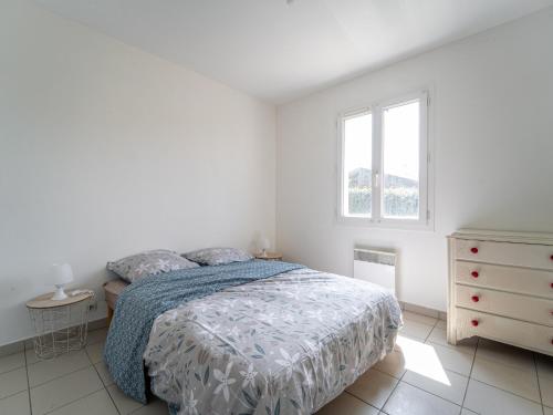 une chambre avec un lit, une commode et une fenêtre dans l'établissement Maison à Bias 6 pers – Confort et nature proche océan - FR-1-50-184, à Bias
