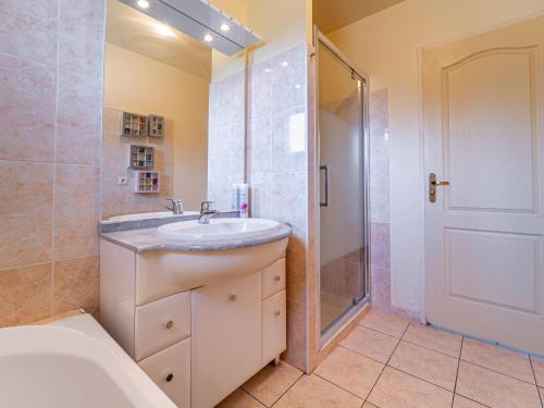 une salle de bain avec un lavabo et une douche dans l'établissement Maison à Bias 6 pers – Confort et nature proche océan - FR-1-50-184, à Bias