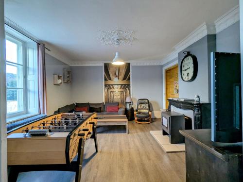 - un salon avec un grand échiquier sur une table dans l'établissement Maison de maître spacieuse près de Gérardmer, idéale pour famille et amis - FR-1-589-822, à Granges-Aumontzey