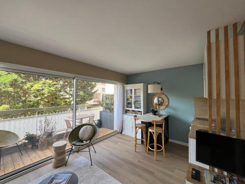 - un salon avec vue sur un balcon dans l'établissement Studio cosy à Arcachon avec parking, proche plage - FR-1-319-619, à Arcachon