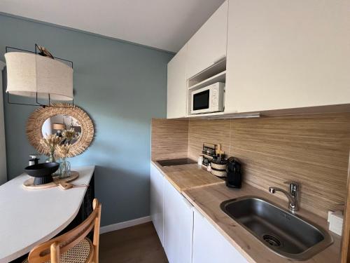 une cuisine avec un évier et un comptoir dans l'établissement Studio cosy à Arcachon avec parking, proche plage - FR-1-319-619, à Arcachon