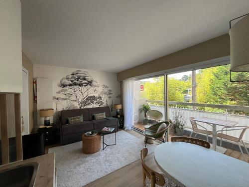 un salon avec une grande fenêtre et une table dans l'établissement Studio cosy à Arcachon avec parking, proche plage - FR-1-319-619, à Arcachon