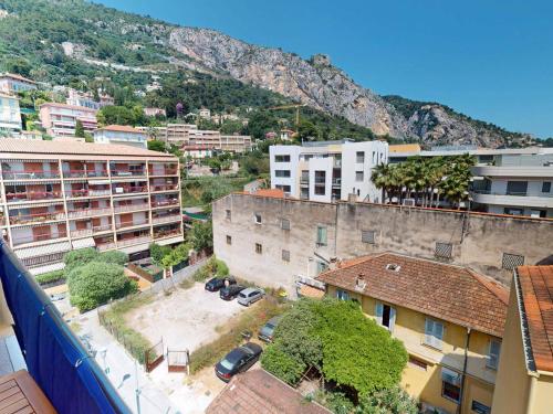 Studio rénové avec climatisation et wifi en dernier étage, vue mer à Menton
