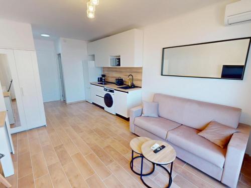 un salon avec un canapé et une table dans l'établissement Studio dernier étage rénové avec balcon à Menton - FR-1-196-383, à Menton