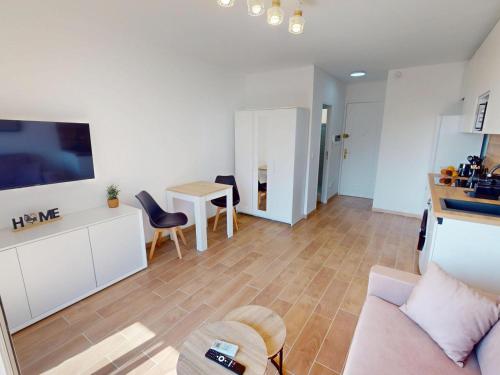 Studio rénové avec climatisation et wifi en dernier étage, vue mer à Menton