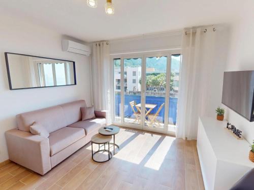 un salon avec un canapé et une télévision dans l'établissement Studio dernier étage rénové avec balcon à Menton - FR-1-196-383, à Menton