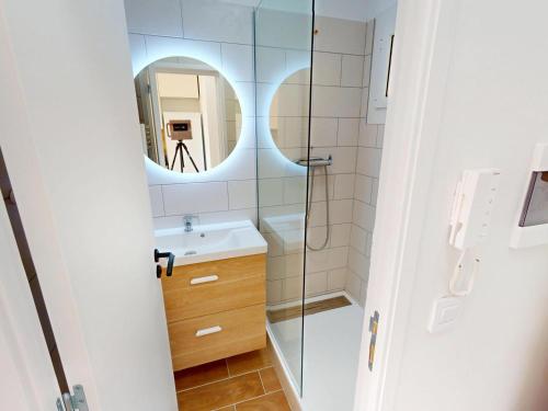 une salle de bain avec un lavabo et un miroir dans l'établissement Studio dernier étage rénové avec balcon à Menton - FR-1-196-383, à Menton
