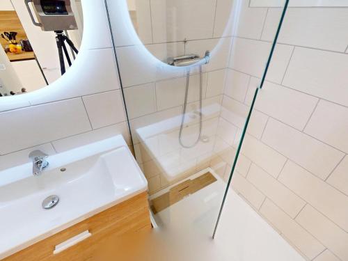 Studio rénové avec climatisation et wifi en dernier étage, vue mer à Menton