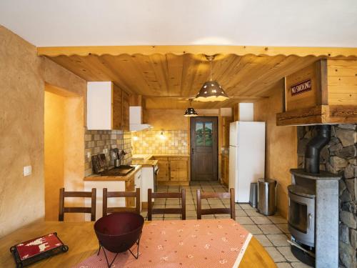 - une cuisine et une salle à manger avec une table et une cuisinière dans l'établissement Chalet 5 pièces pour 7 pers à Châtel, animaux admis - FR-1-676-223, à Châtel