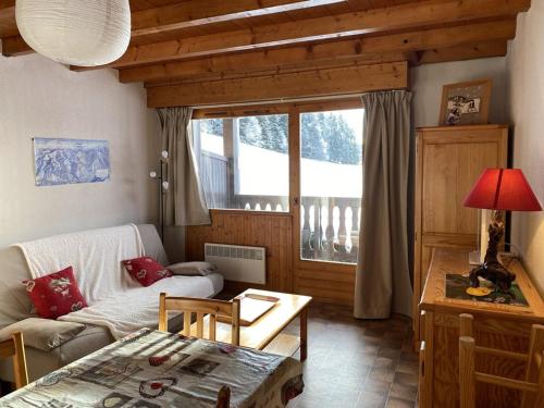 un salon avec un canapé et une table dans l'établissement Appartement pour 4 pers., 2 chambres, parking inclus - FR-1-733-168, à Crest-Voland