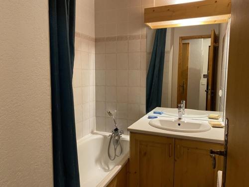 une salle de bain avec un lavabo et une baignoire dans l'établissement Appartement pour 4 pers., 2 chambres, parking inclus - FR-1-733-168, à Crest-Voland