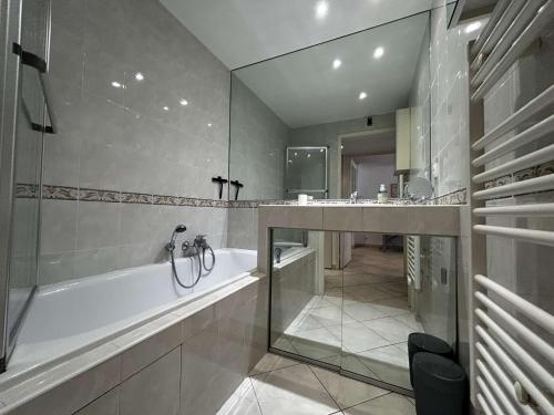 une salle de bain avec une baignoire, une douche et un lavabo dans l'établissement Appartement 2 pièces à 5 min de la mer à Golfe-Juan - FR-1-252-200, à Vallauris