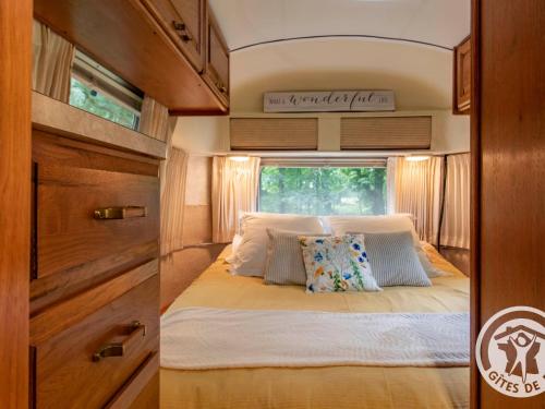 Postel nebo postele na pokoji v ubytování Escapade insolite dans une Airstream vintage en Anjou - FR-1-622-111