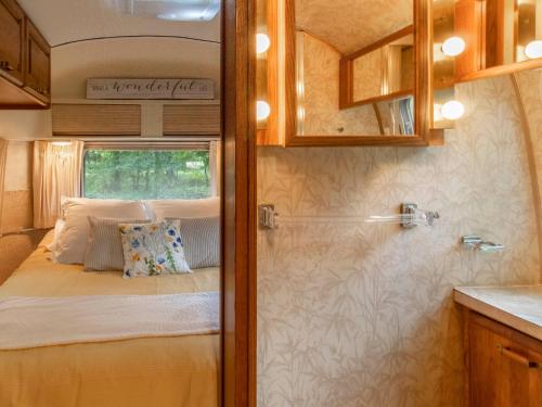 Postel nebo postele na pokoji v ubytování Escapade insolite dans une Airstream vintage en Anjou - FR-1-622-111