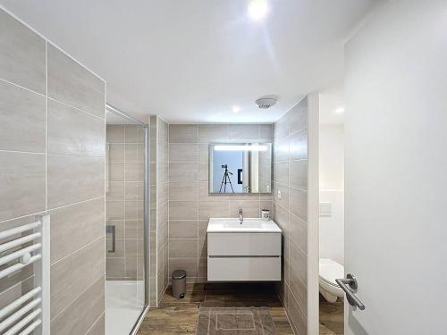 une salle de bain blanche avec un lavabo et une douche dans l'établissement Appartement 88m2 avec Terrasse et Clim, Piscine Commune à Saint-Cyr-sur-Mer - FR-1-770-56, à Saint-Cyr-sur-Mer