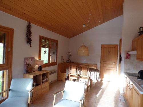 une cuisine avec des chaises et une table dans une pièce dans l'établissement Beau 3 pièces 48m², 6 pers, proche télécabines - FR-1-458-235, au Grand-Bornand