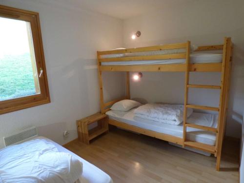 une chambre avec deux lits superposés et une fenêtre dans l'établissement Beau 3 pièces 48m², 6 pers, proche télécabines - FR-1-458-235, au Grand-Bornand