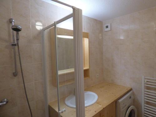une salle de bain avec un lavabo et une douche en verre dans l'établissement Beau 3 pièces 48m², 6 pers, proche télécabines - FR-1-458-235, au Grand-Bornand