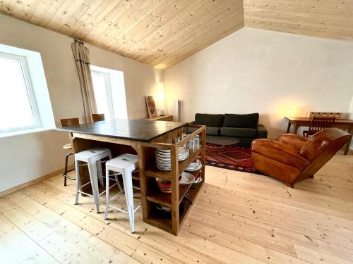 un soggiorno con un tavolo e un divano di Maison rénovée au cœur de Brem, 4 couchages, jardin, WIFI - FR-1-231-340 a Brem-sur-Mer
