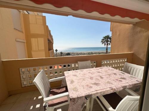 une table et des chaises sur un balcon avec vue sur la plage dans l'établissement Spacieux T3 47m², 5 Pers, Vue Mer, Ascenseur, Animaux Admis - FR-1-799-59, au Barcarès