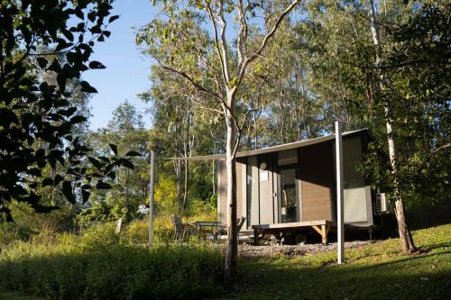 Vườn quanh Hill Creek Tiny House 2 by Tiny Away