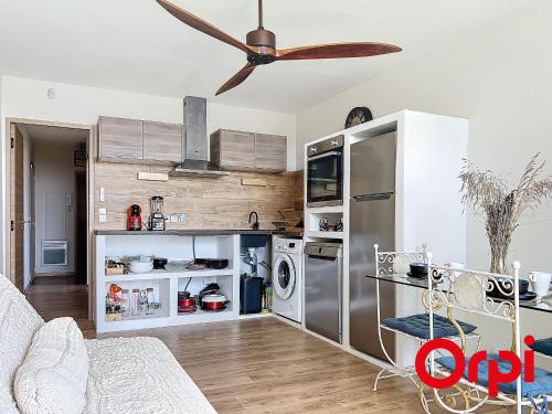 Photo de la galerie de l'établissement Appartement avec terrasse, jardin et piscine à Menton - FR-1-647-47, à Menton