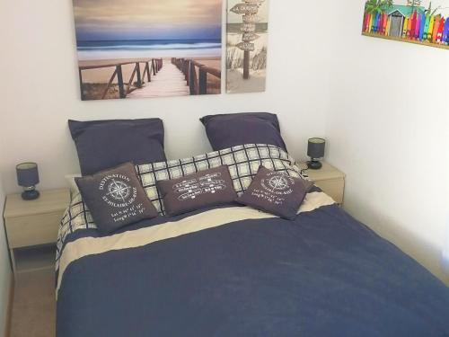- une chambre avec un lit avec des oreillers et une jetée dans l'établissement Appartement familial avec vue sur mer, parking privé - FR-1-652-24, à Saint-Hilaire-de-Riez