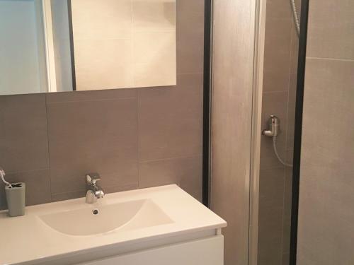 une salle de bain avec un lavabo et une douche dans l'établissement Appartement familial avec vue sur mer, parking privé - FR-1-652-24, à Saint-Hilaire-de-Riez