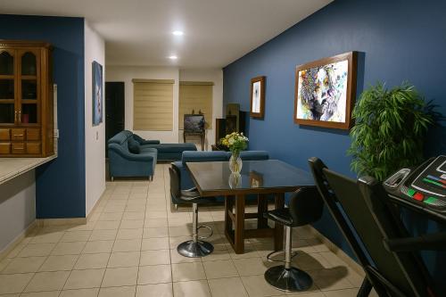Posezení v ubytování Casa Cómoda con Jacuzzi, Cochera, Terraza y Jardín