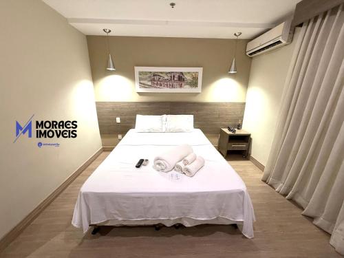 a hotel room with a bed with towels on it at Mont Blanc Suítes - Nova Iguaçu - Rio de Janeiro in Nova Iguaçu